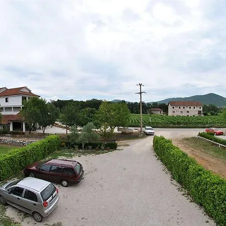 招待所 伊万卡巴拉克膳食公寓 2*